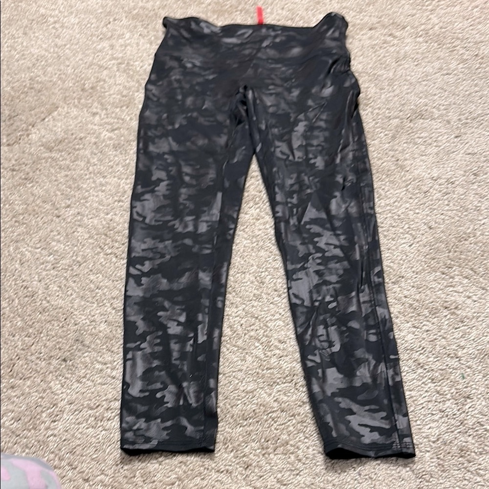 Spanx Leggings Camo Faux Leather Shaping Stretchy Gray Size L Petite